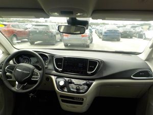 CHRYSLER PACIFICA TOURING L - 4