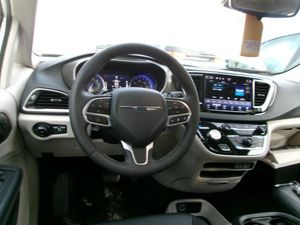 CHRYSLER PACIFICA TOURING L - 4