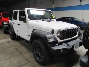 صورة 14 لـ 2025 JEEP WRANGLER SAHARA
