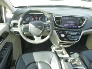 CHRYSLER PACIFICA TOURING L - 4