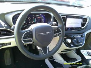 CHRYSLER PACIFICA TOURING L - 8