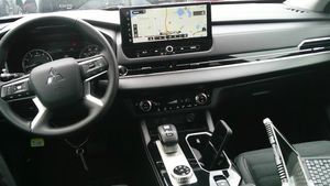 2025 Mitsubishi OUTLANDER SE — фото 8