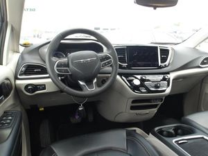 CHRYSLER PACIFICA TOURING L - 4