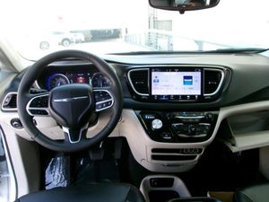 CHRYSLER PACIFICA TOURING L - 4