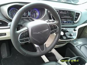 CHRYSLER PACIFICA TOURING L - 8