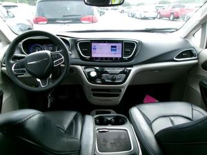 CHRYSLER PACIFICA TOURING L - 4