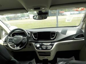 CHRYSLER PACIFICA TOURING L - 4