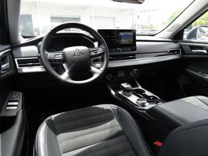 2025 Mitsubishi OUTLANDER SE 照片 4