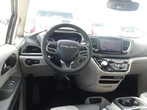 CHRYSLER PACIFICA TOURING L - 4