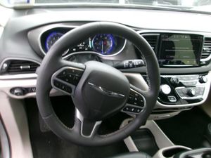 CHRYSLER PACIFICA TOURING L - 4