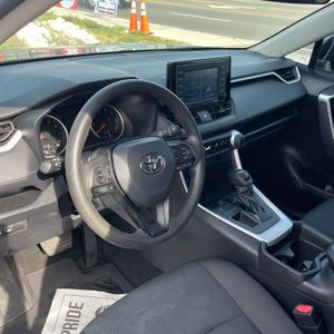 صورة مصغرة 28 لـ 2021 Toyota RAV4 LE