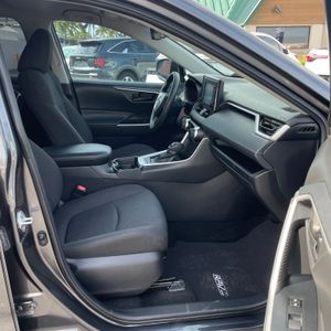 صورة مصغرة 25 لـ 2021 Toyota RAV4 LE