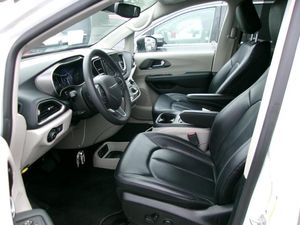 CHRYSLER PACIFICA TOURING L - 3