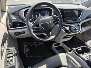 CHRYSLER PACIFICA TOURING L - 4