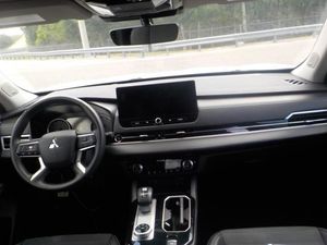 MITSUBISHI OUTLANDER SE - 4