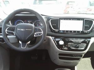 CHRYSLER PACIFICA TOURING L - 4