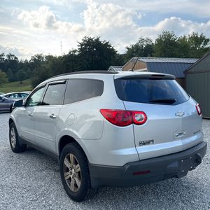 2011 Chevrolet TRAVERSE LT photo 3