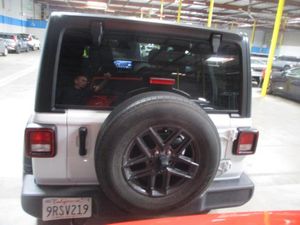صورة 15 لـ 2025 JEEP WRANGLER SAHARA