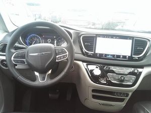 CHRYSLER PACIFICA TOURING L - 4