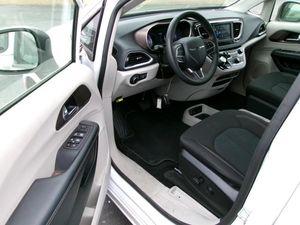 CHRYSLER VOYAGER LX - 3