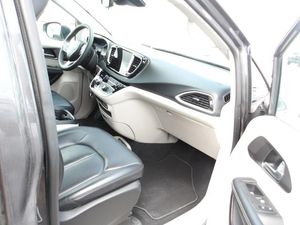 CHRYSLER PACIFICA TOURING L - 3