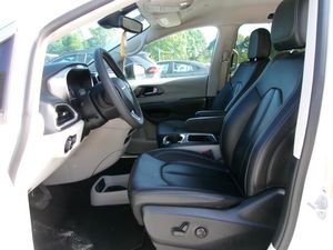 CHRYSLER PACIFICA TOURING L - 3