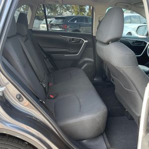 صورة مصغرة 27 لـ 2021 Toyota RAV4 LE