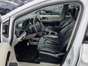 CHRYSLER PACIFICA TOURING L - 3