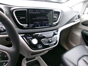 CHRYSLER PACIFICA TOURING L - 8