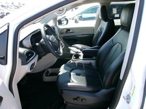 CHRYSLER PACIFICA TOURING L - 3