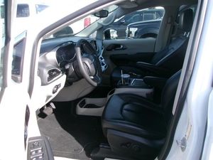 CHRYSLER PACIFICA TOURING L - 3