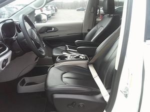 CHRYSLER PACIFICA TOURING L - 3