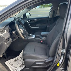 صورة مصغرة 24 لـ 2021 Toyota RAV4 LE
