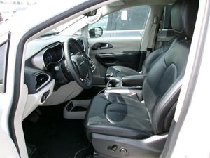 CHRYSLER PACIFICA TOURING L - 3