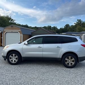 2011 Chevrolet TRAVERSE LT photo 2