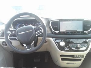 CHRYSLER PACIFICA TOURING L - 4