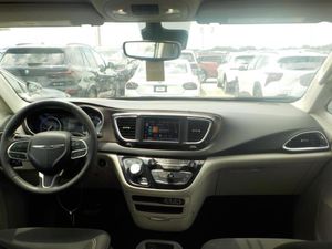 2023 Chrysler VOYAGER LX 照片 4