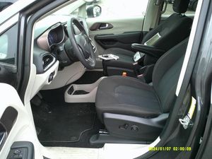 CHRYSLER VOYAGER LX - 3
