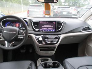 2024 Chrysler PACIFICA TOURING L — фото 4