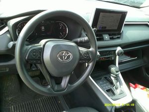 2025 Toyota RAV4 LE — фото 8