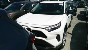 2025 Toyota RAV4 LE — фото 1