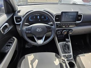 2025 Hyundai VENUE SEL photo 4