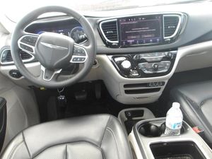 CHRYSLER PACIFICA TOURING L - 8