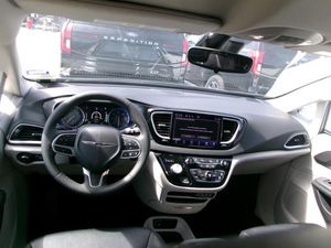 CHRYSLER PACIFICA TOURING L - 4