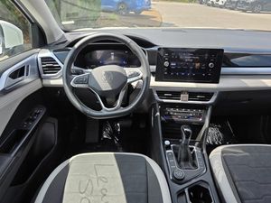صورة 4 لـ 2025 Volkswagen TAOS SE