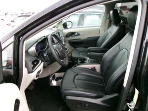 CHRYSLER PACIFICA TOURING L - 3