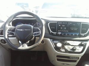 CHRYSLER PACIFICA TOURING L - 4