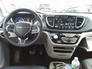 CHRYSLER PACIFICA TOURING L - 4