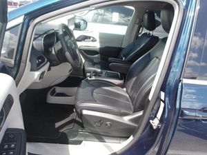 CHRYSLER PACIFICA TOURING L - 3