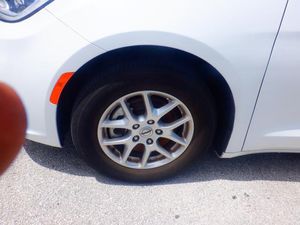 CHRYSLER PACIFICA TOURING L - 8